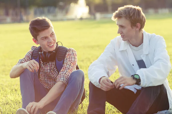 İki genç bir kaykay ile iyi bir ruh hali