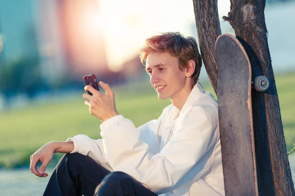 Skate adolescente en un parque en un día libre en tiempo soleado — Foto de Stock