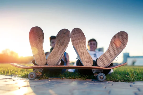 İki genç bir kaykay ile iyi bir ruh hali