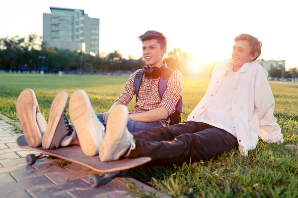 İki genç bir kaykay ile iyi bir ruh hali