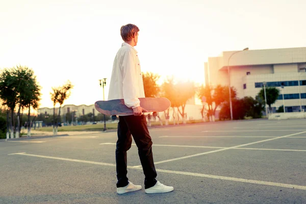 Skateboard adolescente in un parco in un giorno di riposo con tempo soleggiato — Foto Stock