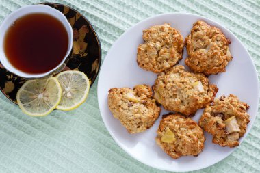 Meyve içerikli yulaflı kurabiyeler üzümler ve elmalar