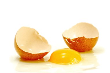 gebroken ei geïsoleerdkırık yumurta izole