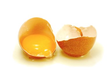 gebroken ei geïsoleerdkırık yumurta izole 