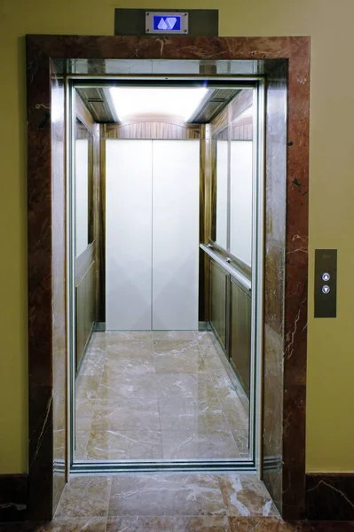 Відкритий ліфт в елітному житловому будинку Стокове Зображення