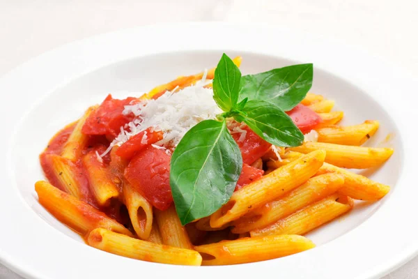 Italiaanse pasta met tomatensaus en basilicum — Stockfoto