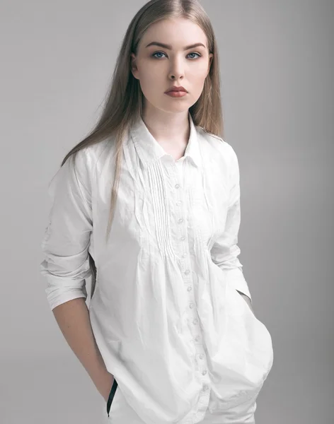 Mooi jong meisje vrouw in witte kleding — Stockfoto