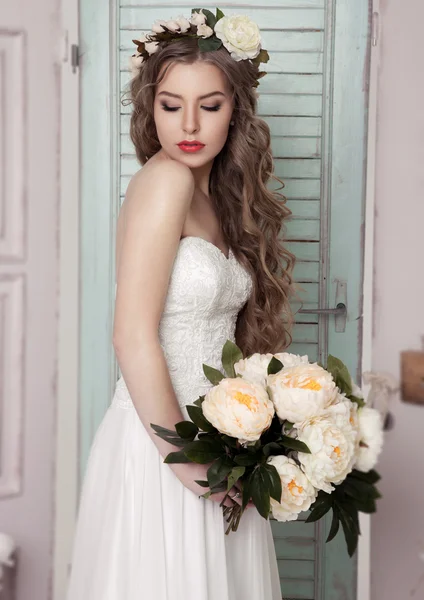 Beautiful young bride with flowers  romantic decoration — Stock Photo, Image