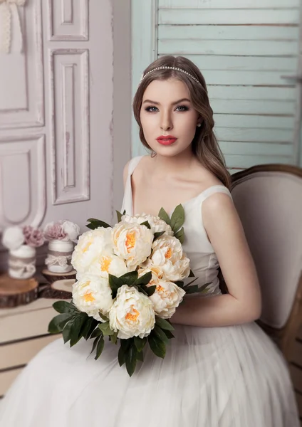 Krásná mladá nevěsta s romantické dekorace květiny — Stock fotografie