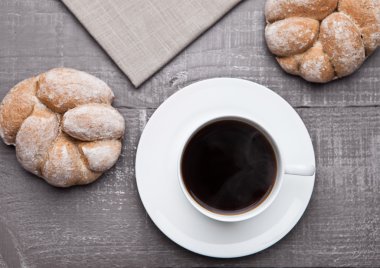 kahve fincanı ekmek ile Kahvaltı sabah için rulo