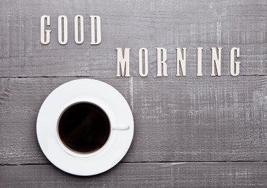 Kahve fincanı espresso sıcak Beyaz ahşap tahta üzerinde 