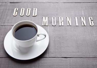 Kahve fincanı espresso sıcak Beyaz ahşap tahta üzerinde 
