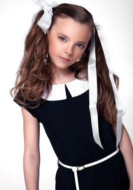 Beyaz güzel şirin küçük okul kız duygu