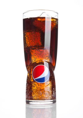 Londra, Birleşik Krallık-Ekim 03, 2016: Orijinal büyük cam yansıması ile pepsi cola ve buz küpleri ile. Pepsi üretilen ve Pepsico tarafından üretilen bir gazlı meşrubat var. Oluşturulan ve d