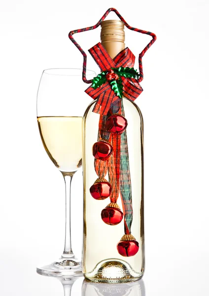 Μπουκάλι λευκό κρασί με Χριστουγεννιάτικη διακόσμηση — Φωτογραφία Αρχείου