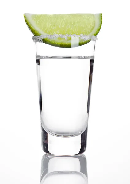 Bicchierino di tequila argento con fetta di lime e sale — Foto Stock
