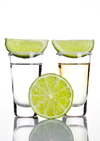 Tequila argento e oro bicchierino con fetta di lime — Foto Stock