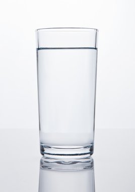 Hala sağlıklı içme suyu beyaz bardak 