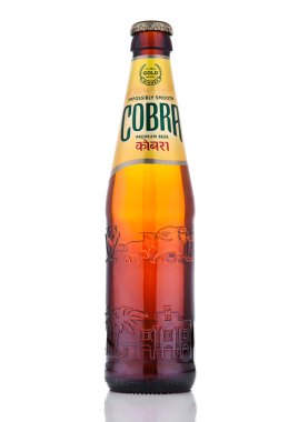 Londra, İngiltere - 06 Ekim 2016: Cobra Premium bira beyaz bir arka planda Cobra sigorta primi bira en iyi doğal malzemeler kullanarak bir Otantik Hint tarifi için demlenmiş % 5.0