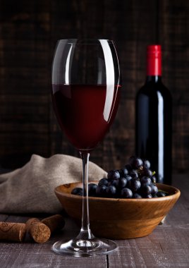 Şişe ve bardak kırmızı şarap üzüm kase ile