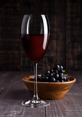 Ahşap kase üzüm ile kırmızı şarap