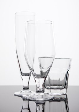 Yönetim Kurulu yansıtan siyah bira ve viski gözlük