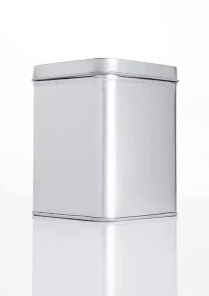 Emty ceai borcan container de oțel pe fundal alb — Fotografie, imagine de stoc