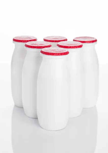 Recipientes de iogurte bebida de vitamina saudável em branco — Fotografia de Stock