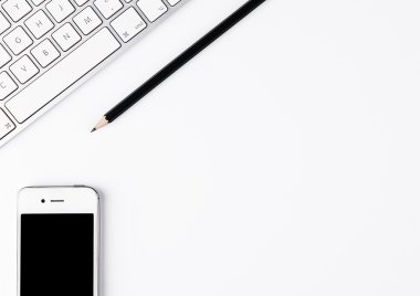 Siyah kalem ve telefon üstünde okul sırası ile beyaz klavye