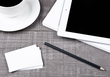 Grafik tablet kalem kağıt kartları ve kahve ile