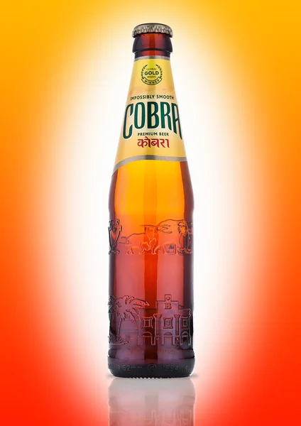 Лондон, Великобританія - 06 жовтня 2016: Кобра преміум-пиво на помаранчевому фоні, Кобра 5,0% преміум-пиво вариться до автентичний індійський рецепт з використанням кращих натуральних інгредієнтів — стокове фото