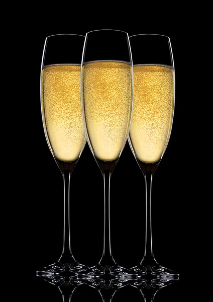 Copas de champán espumoso con burbujas negro — Foto de Stock