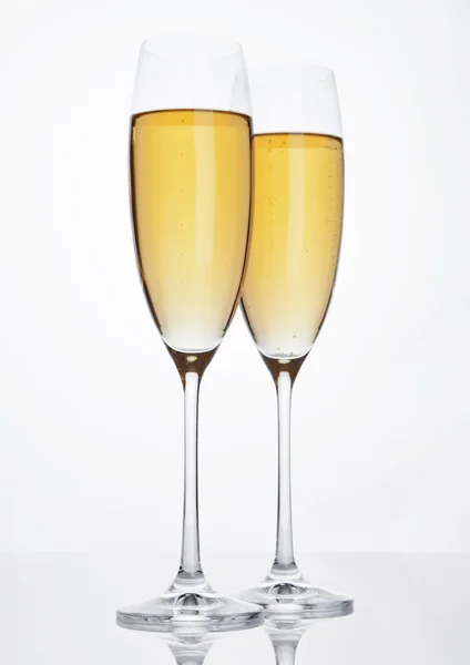 Bardak köpüklü şampanya kabarcıklar beyaz ile — Stok fotoğraf