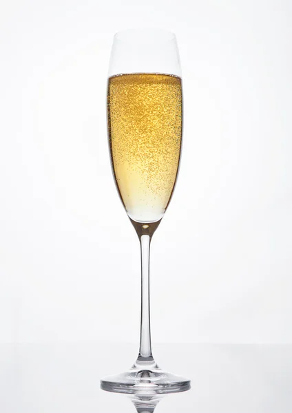 Verre de champagne pétillant avec bulles sur blanc — Photo