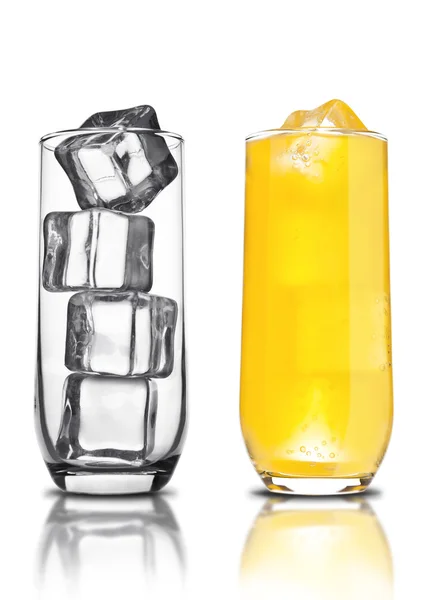 玻璃的橙色苏打水加冰多维数据集的空杯子 — 图库照片