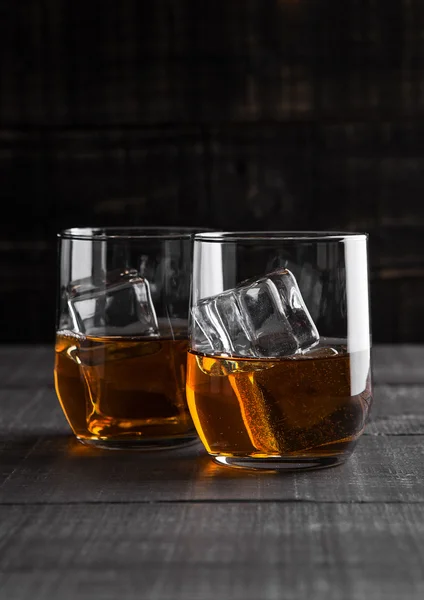 Vasos de whisky con hielo sobre fondo de madera — Foto de Stock