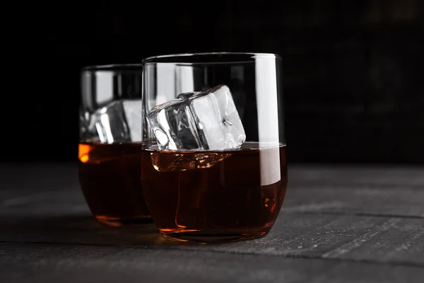 Gläser Whisky mit Eis auf Holzgrund — Stockfoto