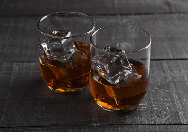Vasos de whisky con hielo sobre fondo de madera —  Fotos de Stock