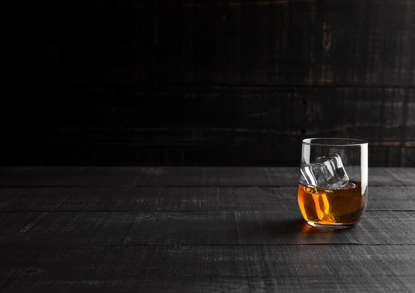 Glas Whisky mit Eis auf Holzgrund — Stockfoto