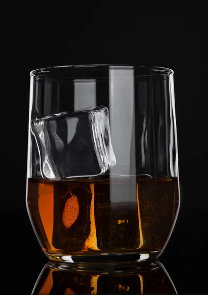 Vaso de whisky con hielo sobre fondo de madera — Foto de Stock