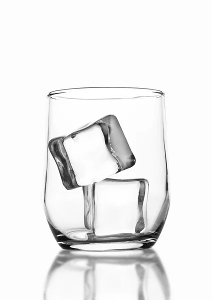 Leeres Whiskeyglas mit Eiswürfeln auf weißem — Stockfoto