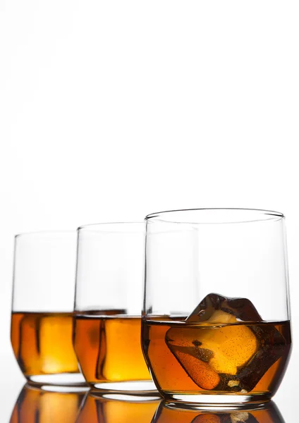 Lunettes de whisky avec glaçons et reflets — Photo