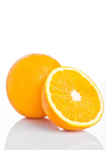 Zdravé bio oranžová s řezem na bílém — Stock fotografie