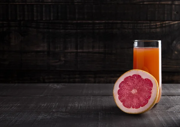Glas gesunden Grapefruitsaft mit Früchten — Stockfoto