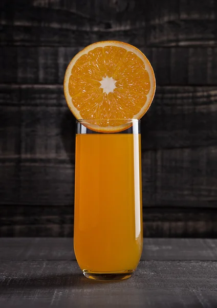 Glas gesunder Orangensaft mit Früchten auf Holz — Stockfoto