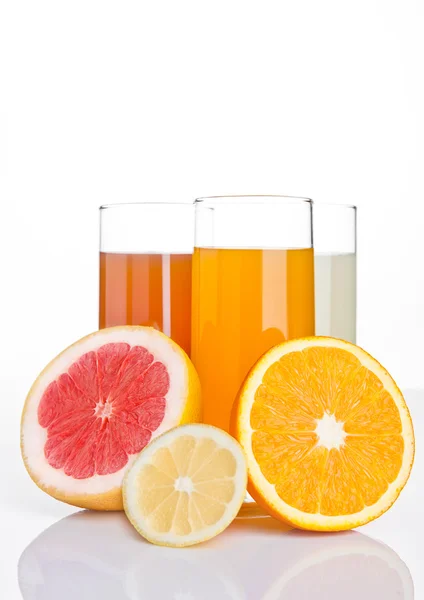 Glasögon av frisk grapefrukt och apelsinjuice — Stockfoto
