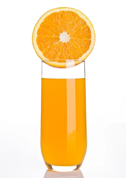 Bardak portakal suyuyla sağlıklı meyve — Stok fotoğraf