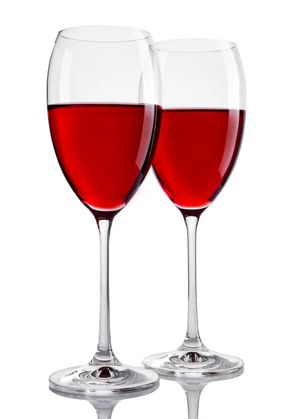 Dos copas de vino tinto sobre blanco — Foto de Stock