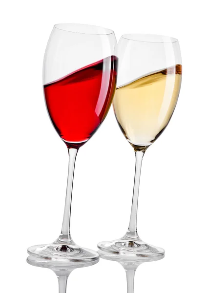 Glas voor rode en witte wijn in beweging op wit — Stockfoto