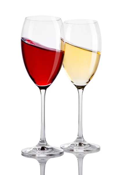 Бокал красного и белого вина в движении на белом — стоковое фото